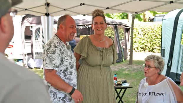 Am 29. Juli geht’s bei RTLzwei weiter mit Staffel 4 der Doku-Soap „Bella Italia – Camping auf Deutsch“. Auch Sascha und Nicole Fingerhuth reisen diesmal wieder auf dem Campingplatz Marina di Venezia an. Allerdings könnte es Probleme geben, weil sie keine Reservierung haben. (Foto: RTLzwei)
