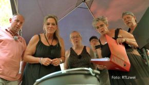 Die Clique um Sascha und Nicole Fingerhuth (links im Bild) geht am 19. August in der RTLzwei-Reihe „Bella Italia – Camping auf Deutsch“ auf kulinarischen Entdeckungsreise. Gemeinsam absolvieren die deutschen Urlauber auf dem Campingplatz in Norditalien einen Dutch-Oven-Kochkurs. (Foto: RTLzwei)