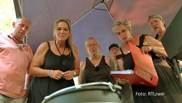 Die Clique um Sascha und Nicole Fingerhuth (links im Bild) geht am 19. August in der RTLzwei-Reihe „Bella Italia – Camping auf Deutsch“ auf kulinarischen Entdeckungsreise. Gemeinsam absolvieren die deutschen Urlauber auf dem Campingplatz in Norditalien einen Dutch-Oven-Kochkurs. (Foto: RTLzwei)