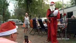 Weihnachten im Sommer? Christine und Hannes machen es in der neuen Folge der Doku-Soap „Bella Italia – Camping auf Deutsch“ möglich. Zu sehen gibt’s diese und weitere neue Geschichten vom Campingplatz Marina di Venezia am 26. August bei RTLzwei. (Foto: RTLzwei)