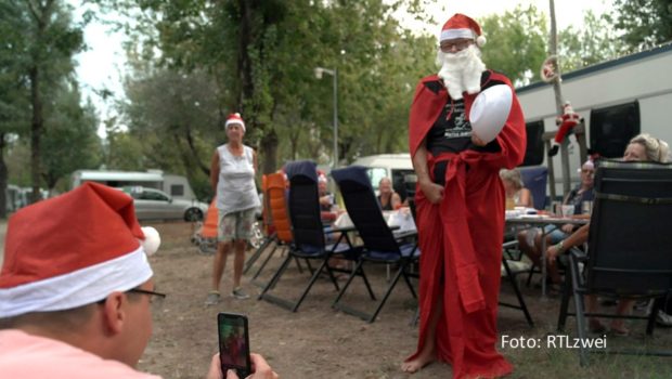 Weihnachten im Sommer? Christine und Hannes machen es in der neuen Folge der Doku-Soap „Bella Italia – Camping auf Deutsch“ möglich. Zu sehen gibt’s diese und weitere neue Geschichten vom Campingplatz Marina di Venezia am 26. August bei RTLzwei. (Foto: RTLzwei)