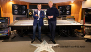 Für die neue Ausgabe des MagentaTV-Originals „Bestbesetzung“ traf Moderator Johannes B. Kerner Schlagerstar Roland Kaiser. Im legendären Berliner Hansa Studio spricht der Musiker offen über seine Kindheit, sein Leben nach der Lungentransplantation und seine Haltung zu Klimaaktivisten. (Foto:MagentaTV/Manfred Vogel)
