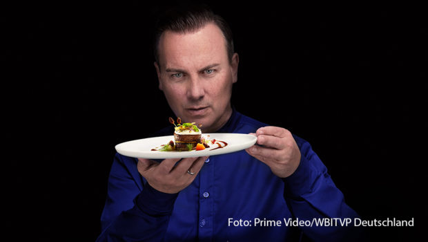 Ab dem 1. Juni serviert Spitzengastronom Tim Raue Food-Reality auf Sterne-Niveau. Die neue sechsteilige Prime Video-Serie „Star Kitchen mit Tim Raue“ begleitet junge Köchinnen und Köche wie Alina Meissner-Bebrout und Ricky Saward auf ihrem Weg zum ersten oder nächsten Michelin-Stern. (Foto: Prime Video/WBITVP Deutschland)