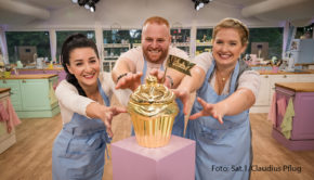 Die Jubiläumsstaffel von „Das große Backen“ neigt sich dem Ende. Im großen Finale haben die drei Finalistinnen und Finalisten Christa, Raheem und Caterina noch einmal die Chance, ihre Backkünste unter Beweis zu stellen. Es geht um den begehrten „Goldenen Cupcake“, ein eigenes Backbuch und ein Preisgeld von 10.000 Euro. (Foto: Sat.1/Claudius Pflug)