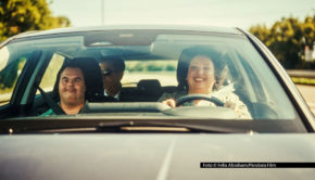 Im Kinofilm „Der Frosch und das Wasser“, der beim Filmfest Bremen seine Deutschlandpremiere feiert, gehen Aladdin Detlefsen und Kanji Tsuda als ungleiches Freundespaar auf einen Roadtrip von Köln bis nach Tokio. Unterstützung bekommen sie u.a. von Meltem Kaptan als Fahrerin „Frau Toprak“. Foto © Felix Abraham/Pandora Film