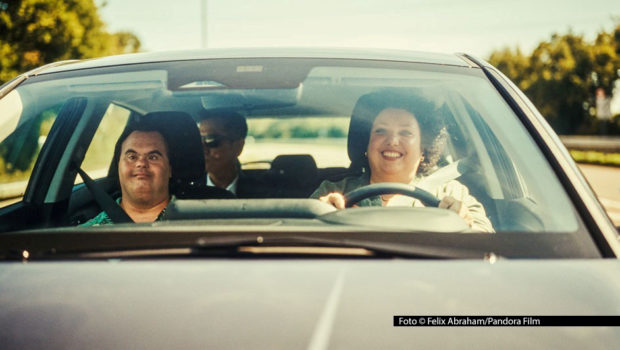 Im Kinofilm „Der Frosch und das Wasser“, der beim Filmfest Bremen seine Deutschlandpremiere feiert, gehen Aladdin Detlefsen und Kanji Tsuda als ungleiches Freundespaar auf einen Roadtrip von Köln bis nach Tokio. Unterstützung bekommen sie u.a. von Meltem Kaptan als Fahrerin „Frau Toprak“. Foto © Felix Abraham/Pandora Film