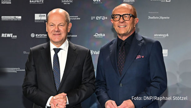 Bundeskanzler Olaf Scholz eröffnete die Verleihung des Deutschen Nachhaltigkeitspreises in Düsseldorf. Für Gründer und Moderator Stefan Schulze-Hausmann unterstrich die Anwesenheit des Regierungschefs, dass Nachhaltigkeit auf der politischen Agenda oben steht. (Foto: DNP/Raphael Stötzel)