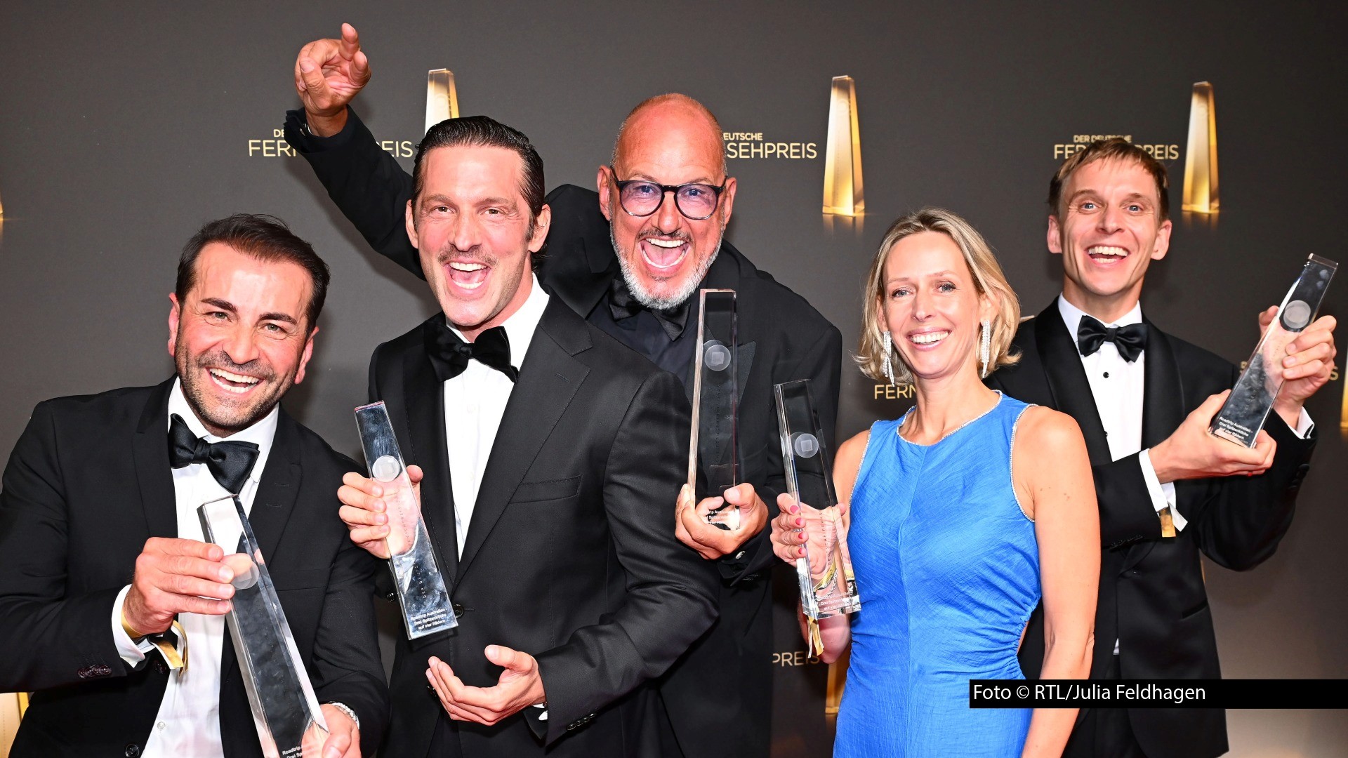 Große Freude herrschte bei den Spitzenköchen Ali Güngörmüş, Alexander Kumptner und Frank Rosin sowie south&browse-Geschäftsführerin Nikola Kohl und Executive Producer Oliver Hedderich. Sie bekamen für das Factual-Entertainment-Format „Roadtrip Australien“ den Deutschen Fernsehpreis. Foto © RTL/Julia Feldhagen