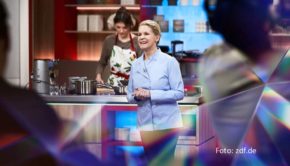 In der halbstündigen Doku „Die Küchenschlacht: Am Set mit den Kochprofis“ blickt das ZDF in der Mediathek hinter die Kulissen seiner Dauerbrenner-Kochshow. Im Mittelpunkt stehen die vier Spitzenköche und Moderatoren Cornelia Poletto, Alexander Kumptner, Mario Kotaska und Nelson Müller. (Foto: zdf.de)