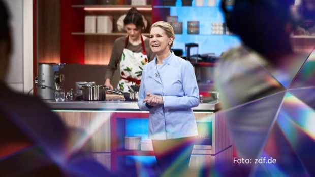 In der halbstündigen Doku „Die Küchenschlacht: Am Set mit den Kochprofis“ blickt das ZDF in der Mediathek hinter die Kulissen seiner Dauerbrenner-Kochshow. Im Mittelpunkt stehen die vier Spitzenköche und Moderatoren Cornelia Poletto, Alexander Kumptner, Mario Kotaska und Nelson Müller. (Foto: zdf.de)