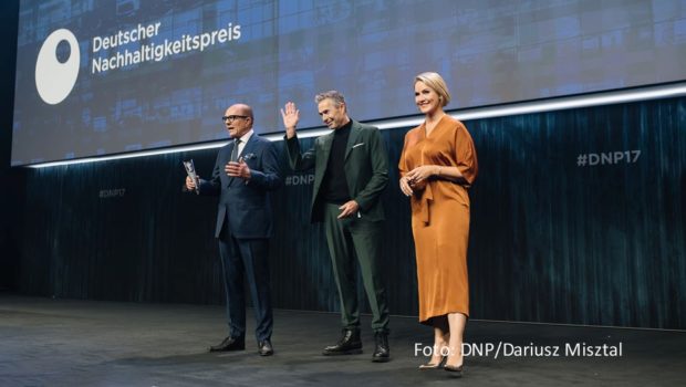 Der zweitägige Deutsche Nachhaltigkeitstag 2024 hat am 28. November in Düsseldorf begonnen. Zum Auftakt stand auch der erste Teil der Verleihung des Deutschen Nachhaltigkeitspreises auf dem Programm. Initiator Stefan Schulze-Hausmann begrüßte dabei auch Judith Rakers und Dirk Steffens, die im Zuge des Events moderierten. (Foto: Dariusz Misztal)