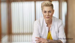 Eine Zusammenarbeit zwischen Dr. Carola Holzner und der RTL-Gruppe steht in den Startlöchern. Die Notärztin und Bestsellerautorin soll 2023 eine eigene Doku-Reihe auf Vox bekommen. Zudem sind Einsätze als Expertin in mehreren Magazinen von RTL Deutschland geplant. (Foto: Boris Breuer)