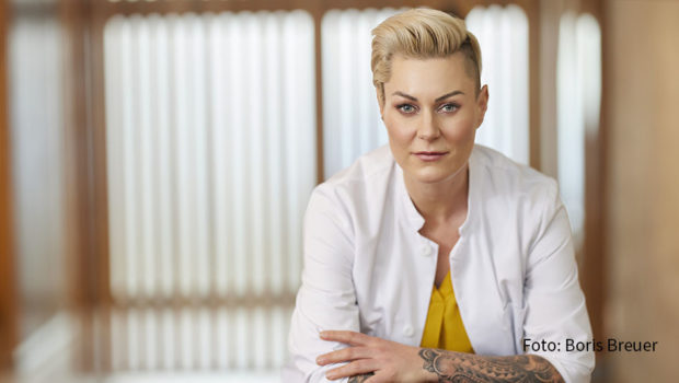 Eine Zusammenarbeit zwischen Dr. Carola Holzner und der RTL-Gruppe steht in den Startlöchern. Die Notärztin und Bestsellerautorin soll 2023 eine eigene Doku-Reihe auf Vox bekommen. Zudem sind Einsätze als Expertin in mehreren Magazinen von RTL Deutschland geplant. (Foto: Boris Breuer)