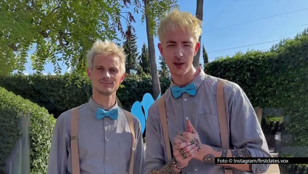 Als Tagespraktikanten ziehen die Podcast-Stars Niklas & David am 31. März ins „First Dates Hotel“ bei Vox ein. Sie unterstützen das bewährte Team um Gastgeber Roland Trettl, das sich auch diesmal wieder aufmerksam um die flirtwilligen Singles im mallorquinischen Urlaubsdomizil kümmert. (Foto: © HR/ARD/Thomas Ernst)
