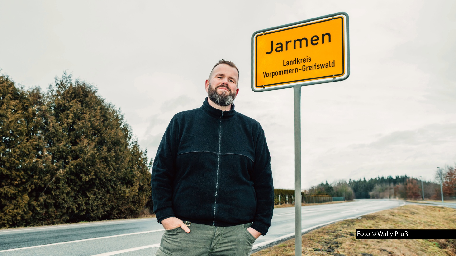 Am 31. August widmet sich Louis Klamroth in „Hart aber fair“ im Ersten der Frage, was das Erstarken der AfD für die anstehenden Wahlen im Osten und unsere Demokratie insgesamt bedeutet. Zu Gast ist u.a. der Feine Sahne Fischfilet-Sänger und Bestseller-Autor Jan „Monchi“ Gorkow. (Foto © Wally Pruß)