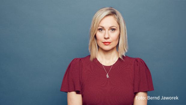 Sollte die AfD verboten werden? Dieser Frage geht am 7. Oktober u.a. die Moderatorin Ruth Moschner in einer neuen Ausgabe der ARD-Talkshow „hart aber fair“ nach. Zu den weiteren Gästen des Abends zählen darüber hinaus Serap Güler, Michael Kellner und Alexander Leschik. (Foto: Bernd Jaworek)