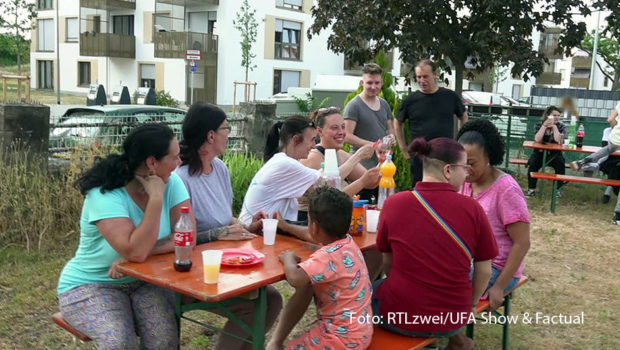 Am 29. April startet „Hartz und herzlich – Tag für Tag Benz-Baracken“ bei RTLzwei in eine neue Woche. Neben den alltäglichen Herausforderungen steht gleich eine doppelte Rückkehr auf dem Programm. Sowohl Pascal als auch Michael sind zurück in Mannheim, um sich ihrer Vergangenheit zu stellen und neu anzufangen. (Foto: RTLzwei/UFA Show & Factual)