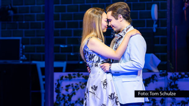 Am ersten November-Wochenende feierte das Jukebox-Musical „Hello! Again?“ von Thomas Hermanns Premiere in der Musikalischen Komödie Leipzig. Den musikalischen Teil der Story prägen die Hits von Howard Carpendale. Es spielen und singen u.a. Da-yung Cho und Ivo Kovrigar. (Foto: Tom Schulze)
