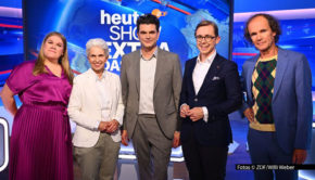 Während der Sommerpause des eigentlichen Formats wird die „heute-show“ im ZDF an zwei Abenden zum Quiz. Moderator Lutz van der Horst begrüßt dazu neben den Teamkapitänen Gisa Flake und Olaf Schubert auch die Politiker Marie-Agnes Strack-Zimmermann, Philipp Amthor, Bärbel Bas und Ricarda Lang. Foto © ZDF/Willi Weber