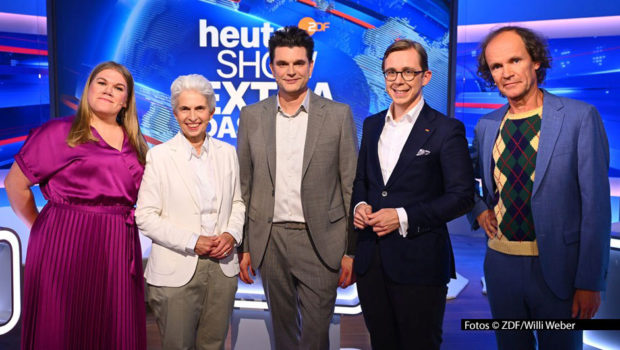 Während der Sommerpause des eigentlichen Formats wird die „heute-show“ im ZDF an zwei Abenden zum Quiz. Moderator Lutz van der Horst begrüßt dazu neben den Teamkapitänen Gisa Flake und Olaf Schubert auch die Politiker Marie-Agnes Strack-Zimmermann, Philipp Amthor, Bärbel Bas und Ricarda Lang. Foto © ZDF/Willi Weber