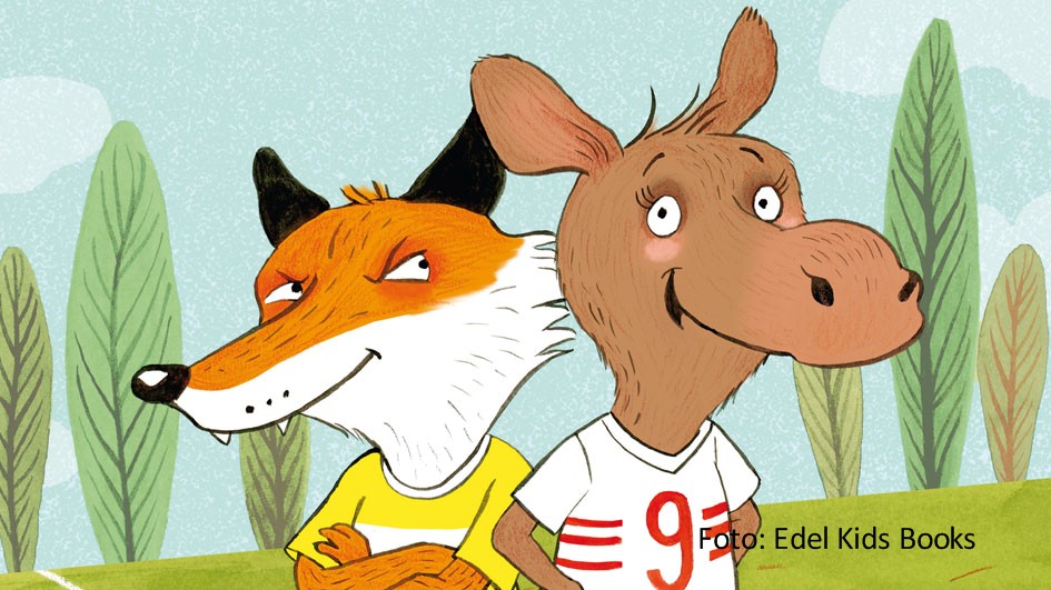 Elch-Mädchen Alva und Fuchs Felix sind die Protagonisten in dem Kinderbuch „Team Alva: Fußball ist für alle da“ von Sportjournalist Robby Hunke. Die Tiergeschichte, zu der Bibiana Steinhaus-Webb das Vorwort geschrieben hat, ist seit dem 11. Oktober erhältlich. (Foto: Edel Kids Books)