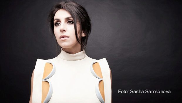 Vor sechs Jahren gewann die ukrainische Sängerin Jamala mit „1944“ den Eurovision Song Contest. Am heutigen 4. März tritt sie als Stargast beim deutschen ESC-Vorentscheid „Germany 12 Points“ auf und spricht dabei auch über die aktuelle Lage in ihrem Heimatland. (Foto: Sasha Samsonova)