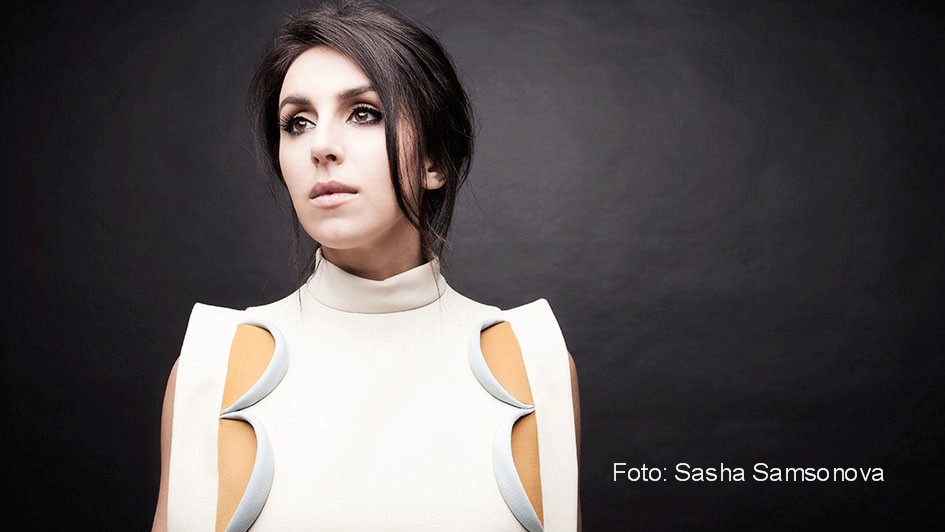 Vor sechs Jahren gewann die ukrainische Sängerin Jamala mit „1944“ den Eurovision Song Contest. Am heutigen 4. März tritt sie als Stargast beim deutschen ESC-Vorentscheid „Germany 12 Points“ auf und spricht dabei auch über die aktuelle Lage in ihrem Heimatland. (Foto: Sasha Samsonova)