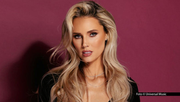 Die Sängerin, Gitarristin und Songwriterin Jenice steht mit ihrem neuen Rock-Schlager hoch im Kurs bei den Mitgliedern des Bundesverband Discjockey. In dessen aktueller „DJ Top 100“ hat der Song jetzt den Sprung auf Platz 1 in der Rangliste der deutschsprachigen Titel geschafft. Foto-Universal-Music