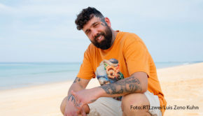 Im „Kampf der Realitystars“ steht am 15. Mai neben einem Comeback eines bereits ausgeschiedenen Kandidaten auch wieder der Einzug neuer kampfeslustiger Kontrahenten auf dem Programm. Diesmal ziehen der Youtuber und BullshitTV-Mitgründer Chris Manazidis sowie die „Superzwillinge“ Heike und Heidi Kapuste in die RTLzwei-Sala. (Foto: RTLzwei/Luis Zeno Kuhn)