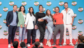 Mit den prominenten Gästen Jörn Schlönvoigt, Stephanie Stumph, Amira Pocher, Tanja Makarić, Sarah Engels und Julian Claßen sowie Moderator Tommy Scheel lud Ferrero zum „kinderTag“ 2022 nach Berlin ein. Dabei wurde das Motto „Kindern eine Freude machen“ optimal umgesetzt. (Foto: Ferrero/Markus Nass)