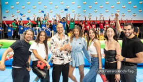 Anlässlich des Weltkindertages feierte am gestrigen 20. September die Marke „kinder“ gemeinsam mit Kindern der Berliner Archen und prominenten Gästen. Der Einladung zum großen Human-Kicker-Turnier folgten Lea Wagner, Aurora Ramazzotti und Goffredo Cerza, Laura Wontorra, Ekaterina Leonova, Rúrik Gíslason sowie Tommy Scheel. (Foto: Ferrero kinderTag)