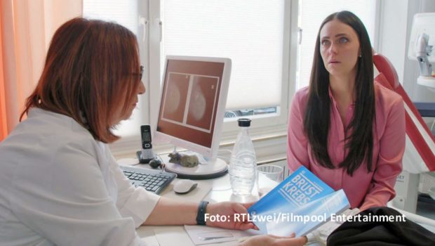 In der Daily Soap „Köln 50667“ erhält die von Luise-Isabell Matejczyk gespielte Serienfigur Lea die Schockdiagnose Brustkrebs. RTLzwei und die Produktionsfirma Filmpool Entertainment starten am 16. August mit der Deutschen Krebshilfe eine begleitende Kampagne zu dem Thema. (Foto: RTLzwei/Filmpool Entertainment)