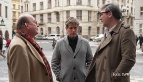 Für eine zweiteilige „lesenswert“-Sonderausgabe, die am 17. und 24. März ausgestrahlt wird, begibt sich Literaturexperte Denis Scheck in Prag auf die Spuren des vor 100 Jahren verstorbenen Schriftstellers Franz Kafka. Mit dabei sind Daniel Kehlmann und David Schalko, die Schöpfer der neuen TV-Miniserie „Kafka“. (Foto: SWR)