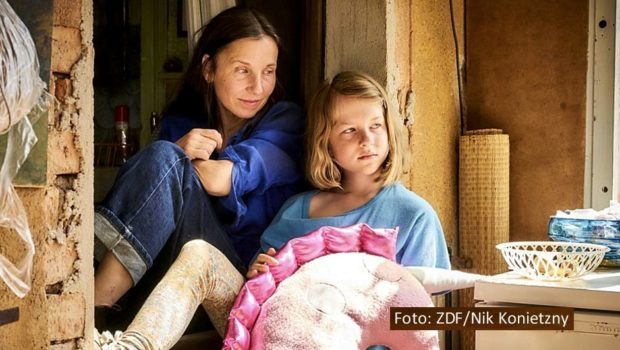 Zum 20. Mal findet das Festival deutschen Films statt. Am 21. August eröffnet Nana Neuls Tragikomödie „Familie is nich“ mit Meret Becker und Luise Landau das Jubiläumsgeschehen auf der Parkinsel in Ludwigshafen. Insgesamt werden beim Festival mehr als 100.000 Besucher erwartet. (Foto: ZDF/Nik Konietzny)