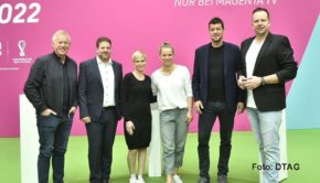 MagentaTV hat jetzt sein Team für die Übertragungen von der Fußball-WM in Katar vorgestellt: An der Seite von Johannes B. Kerner als Gastgeber werden an den Spieltagen u.a. Michael Ballack, Tabea Klemme, Fredi Bobic und Javi Martinez als Experten zum Einsatz kommen. (Foto: DTAG)