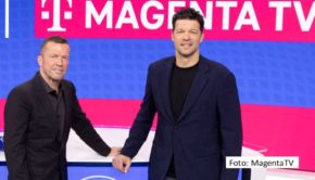 Das letzte Achtelfinale der Fußball-EM zwischen Österreich und der Türkei ist am 2. Juli nur bei MagentaTV live zu sehen. Bei der Übertragung und der Vorberichterstattung des Telekom-Streamingdiensts kommen auch die Ex-Nationalspieler Lothar Matthäus und Michael Ballack zum Einsatz. (Foto: MagentaTV)