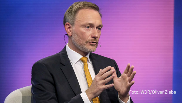 Am 15. März knüpft Finanzminister Christian Lindner bei „Maischberger“ an die Diskussion vom Vortag an. Der FDP-Politiker erklärt ab 22:50 Uhr im Ersten, wie er sich die zukünftige Planung des Bundeshaushalts vorstellt. (Foto: WDR/Oliver Ziebe)