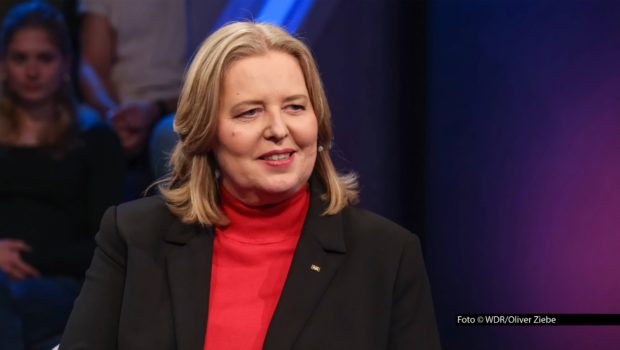 Zu einer neuen Ausgabe ihrer ARD-Talkshow begrüßt Sandra Maischberger am 22. April Bundesarbeitsministerin Bärbel Bas. Gesprochen wird über den anhaltenden Streit innerhalb der Bundesregierung und die stockenden Reformen. Foto © WDR/Oliver Ziebe