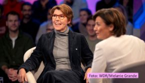 Der politische Umbruch im Bundesland Thüringen und die aktuelle Lage im Ukraine-Krieg sind u.a. Thema in der ARD-Talkshow „Maischberger“ am 18. September. Moderatorin Sandra Maischberger begrüßt als Gäste u.a. die Journalistinnen Bettina Böttinger und Nena Brockhaus sowie den Linke-Politiker Bodo Ramelow. (Foto: WDR/Melanie Grande)