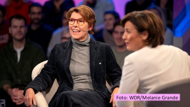 Der politische Umbruch im Bundesland Thüringen und die aktuelle Lage im Ukraine-Krieg sind u.a. Thema in der ARD-Talkshow „Maischberger“ am 18. September. Moderatorin Sandra Maischberger begrüßt als Gäste u.a. die Journalistinnen Bettina Böttinger und Nena Brockhaus sowie den Linke-Politiker Bodo Ramelow. (Foto: WDR/Melanie Grande)