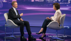 Bremser oder Verfassungsschützer? Finanzminister Christian Linder ist am 5. Juli zu Gast bei Sandra Maischberger im Ersten. Dabei geht’s u.a. um die umstrittenen Maßnahmen der Ampelregierung zum Einhalten der im Grundgesetz verankerten Schuldenbremse. (Foto: WDR/Oliver Ziebe)