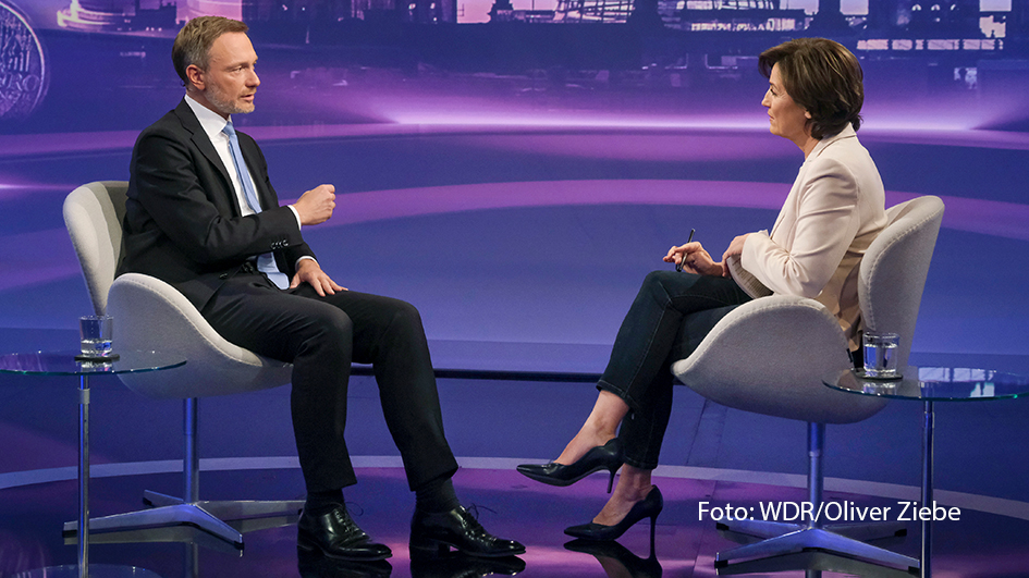 Bremser oder Verfassungsschützer? Finanzminister Christian Linder ist am 5. Juli zu Gast bei Sandra Maischberger im Ersten. Dabei geht’s u.a. um die umstrittenen Maßnahmen der Ampelregierung zum Einhalten der im Grundgesetz verankerten Schuldenbremse. (Foto: WDR/Oliver Ziebe)