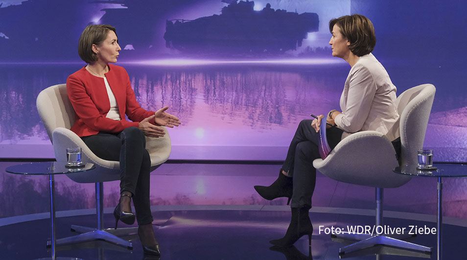 Die ukrainische Gegenoffensive ist angelaufen, doch Kiews Truppen stoßen auf heftigen Widerstand der russischen Seite. Sandra Maischberger spricht in ihrer ARD-Talkshow am 21. Juni u.a. mit der Militärexpertin Claudia Major über die aktuellen Entwicklungen im Kriegsgebiet. (Foto: WDR/Oliver Ziebe)