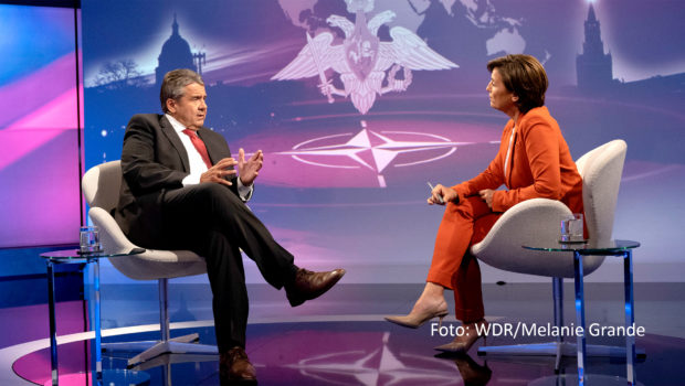In einer neuen Ausgabe der ARD-Talkshow „Maischberger“ spricht Moderatorin Sandra Maischberger am 25. April u.a. mit Sigmar Gabriel und Armin Laschet über die Zukunft Europas und den weiteren Umgang mit Russland. (Foto: WDR/Melanie Grande)