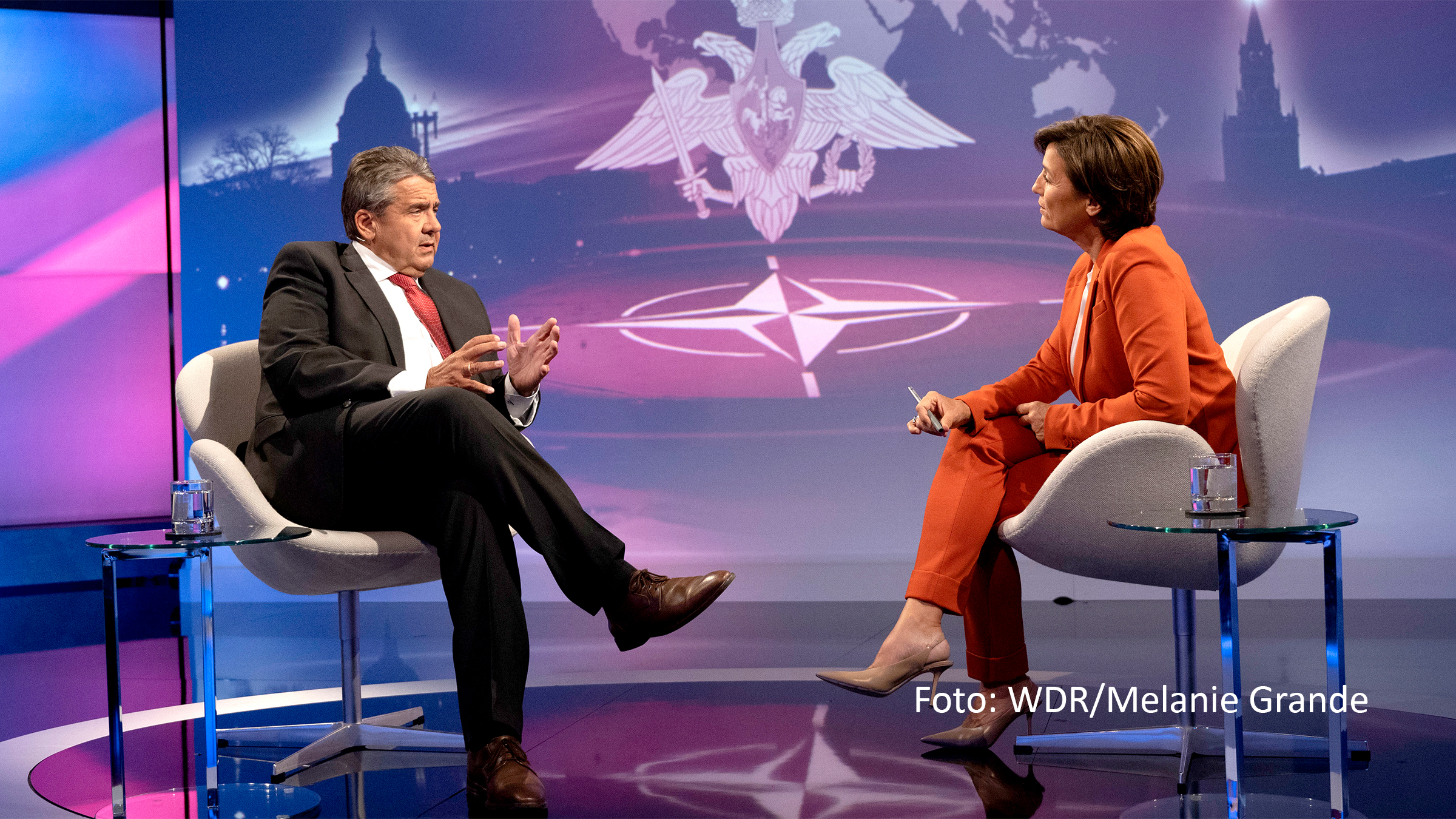 In einer neuen Ausgabe der ARD-Talkshow „Maischberger“ spricht Moderatorin Sandra Maischberger am 25. April u.a. mit Sigmar Gabriel und Armin Laschet über die Zukunft Europas und den weiteren Umgang mit Russland. (Foto: WDR/Melanie Grande)