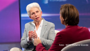 Am 19. April zeigt das Erste eine neue Ausgabe der ARD-Talkshow „Maischberger“. Im Studio begrüßt Moderatorin Sandra Maischberger ab 22:50 Uhr u.a. die FDP-Politikerin Marie-Agnes Strack-Zimmermann und den Bergsteiger und Autor Reinhold Messner. (Foto: WDR/Melanie Grande)