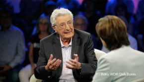 Am 8. Mai begrüßt Moderatorin Sandra Maischberger in ihrer ARD-Talkshow u.a. Bundesinnenminister a.D. Gerhart Baum. Mit dem FDP-Veteran geht sie dem Problem der zunehmenden Radikalisierung auf den Grund und nimmt die aktuelle Lage in der Ukraine in den Blick. (Foto: WDR/Dirk Borm)