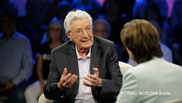 Am 8. Mai begrüßt Moderatorin Sandra Maischberger in ihrer ARD-Talkshow u.a. Bundesinnenminister a.D. Gerhart Baum. Mit dem FDP-Veteran geht sie dem Problem der zunehmenden Radikalisierung auf den Grund und nimmt die aktuelle Lage in der Ukraine in den Blick. (Foto: WDR/Dirk Borm)