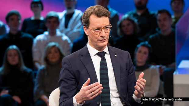 ARD/WDR MAISCHBERGER FOLGE 851, am Dienstag (17.12.24) um 22:50 Uhr im ERSTEN. Zu Gast bei Moderatorin Sandra Maischberger: Hendrik Wüst (Ministerpräsident Nordrhein-Westfalen). © WDR/Melanie Grande, honorarfrei - Verwendung gemäß der AGB im engen inhaltlichen, redaktionellen Zusammenhang mit genannter WDR-Sendung bei Nennung "Bild: WDR/Melanie Grande" (S2+). WDR Kommunikation/Redaktion Bild, Köln, Tel: 0221/220 -7132 oder -7133, Fax: -777132, bildkommunikation@wdr.de