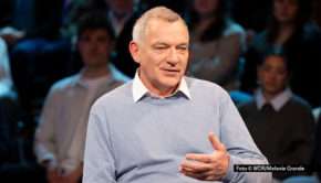 In der „Maischberger“-Ausgabe am 13. Mai geht‘s ab 22:50 Uhr um die derzeitigen Friedensbemühungen im Ukraine-Krieg. Sandra Maischberger spricht mit Norbert Röttgen (CDU) und Jan van Aken (Linke) über Chancen, Risiken und Europas Rolle im Friedensprozess. Foto © WDR/Melanie Grande